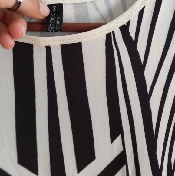 Black and White Abstract Dress - Picture 3 of 5